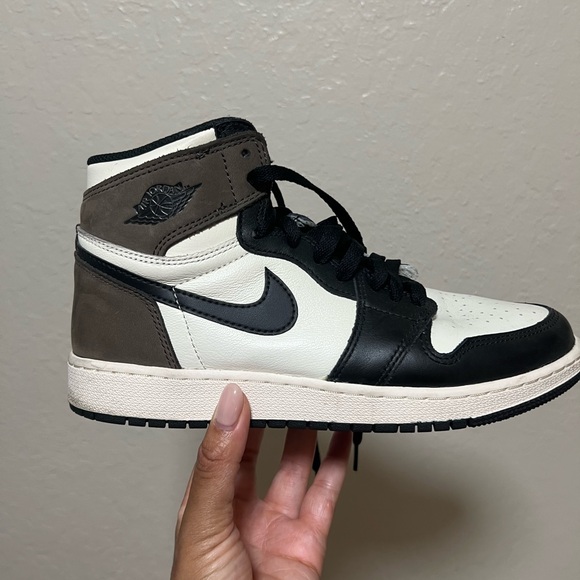 Air Jordan 1 Retro High OG 'Dark Mocha' - Picture 1 of 9